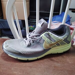 Nike Men's Gray and Gold Athletic Shoes